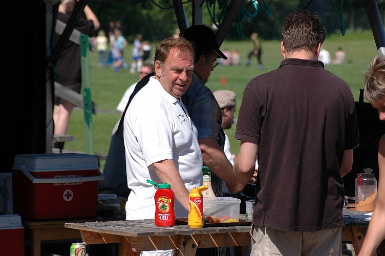 2006-06-10 (56).JPG - Det gick åt mycket hamburgare och dricka denna Södradag